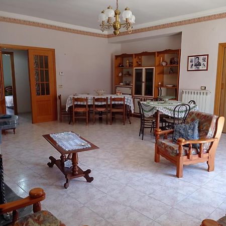 Montagne Rocciose Bed & Breakfast Frascineto Bagian luar foto