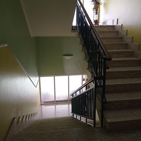 Montagne Rocciose Bed & Breakfast Frascineto Bagian luar foto