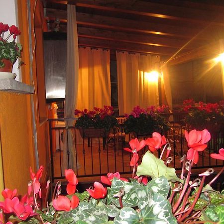 Montagne Rocciose Bed & Breakfast Frascineto Bagian luar foto