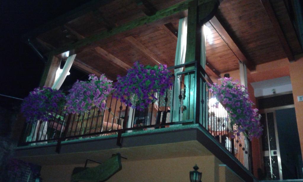 Montagne Rocciose Bed & Breakfast Frascineto Bagian luar foto