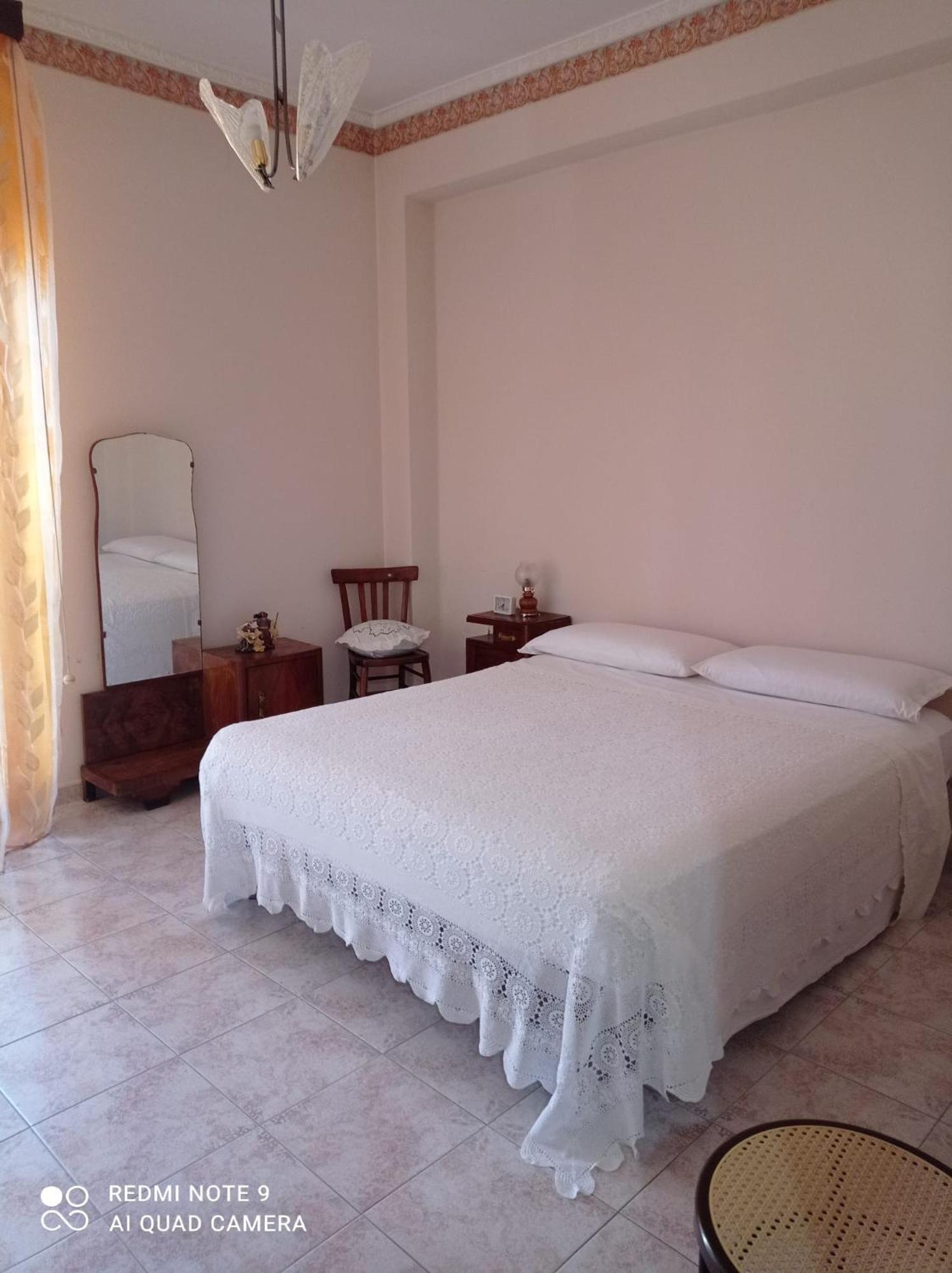 Montagne Rocciose Bed & Breakfast Frascineto Bagian luar foto