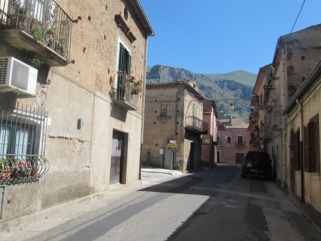 Montagne Rocciose Bed & Breakfast Frascineto Bagian luar foto
