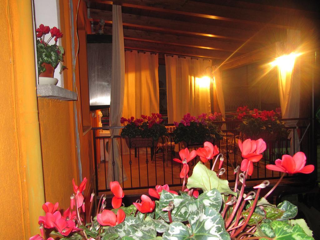 Montagne Rocciose Bed & Breakfast Frascineto Bagian luar foto