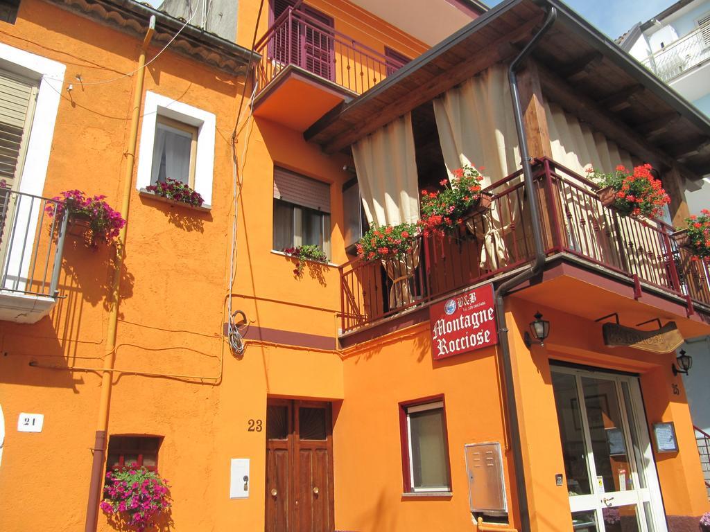 Montagne Rocciose Bed & Breakfast Frascineto Bagian luar foto