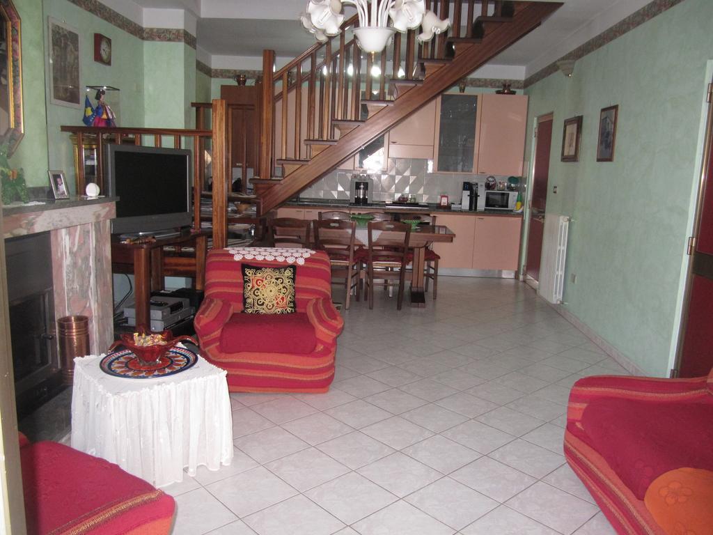Montagne Rocciose Bed & Breakfast Frascineto Bagian luar foto