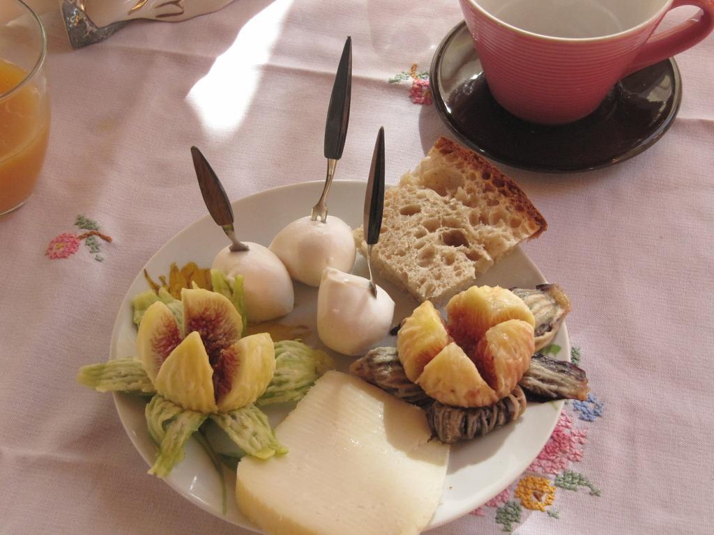 Montagne Rocciose Bed & Breakfast Frascineto Bagian luar foto