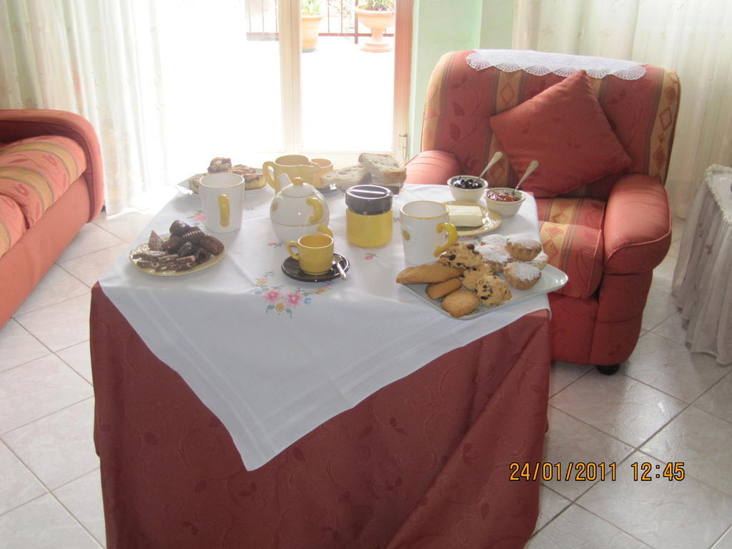 Montagne Rocciose Bed & Breakfast Frascineto Bagian luar foto