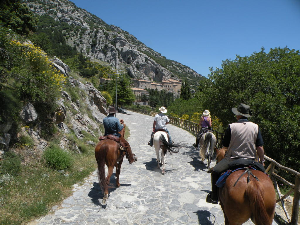 Montagne Rocciose Bed & Breakfast Frascineto Bagian luar foto