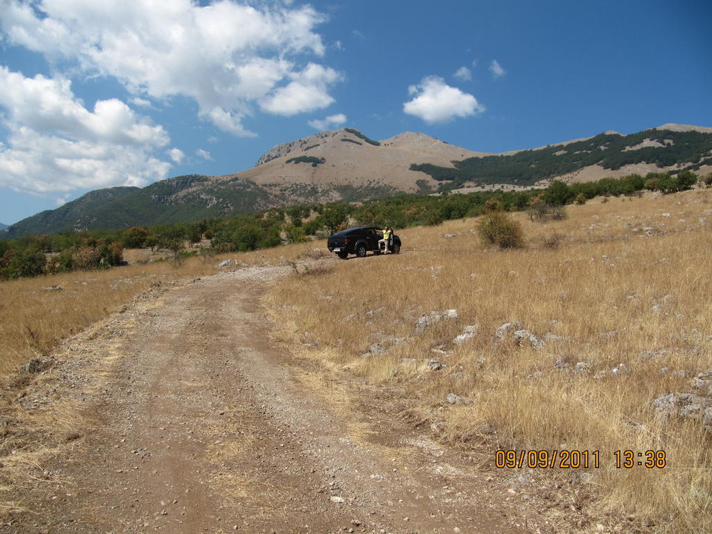 Montagne Rocciose Bed & Breakfast Frascineto Bagian luar foto