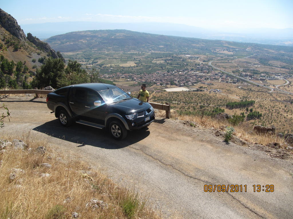 Montagne Rocciose Bed & Breakfast Frascineto Bagian luar foto