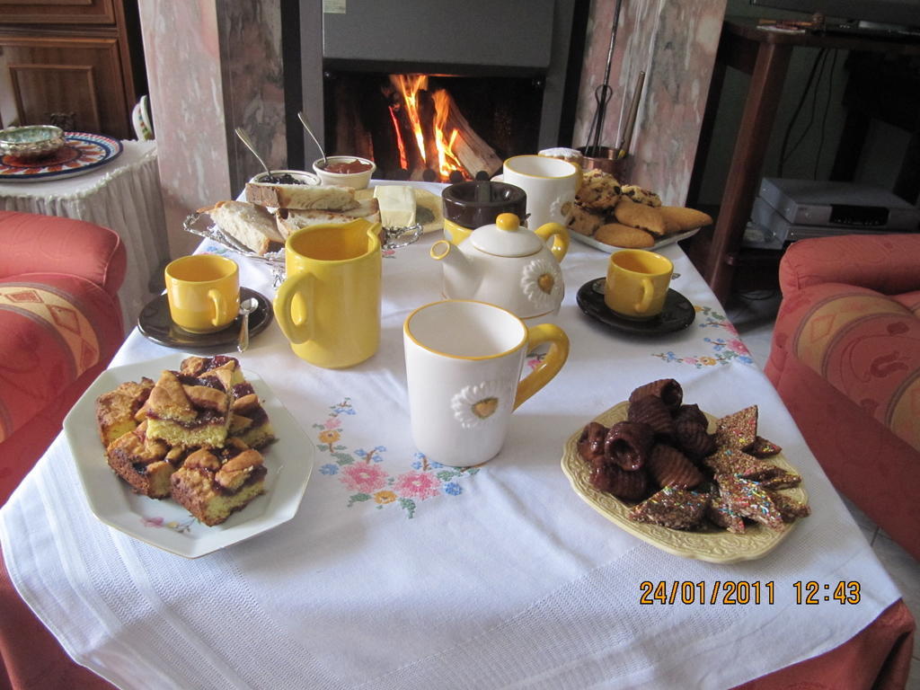 Montagne Rocciose Bed & Breakfast Frascineto Bagian luar foto