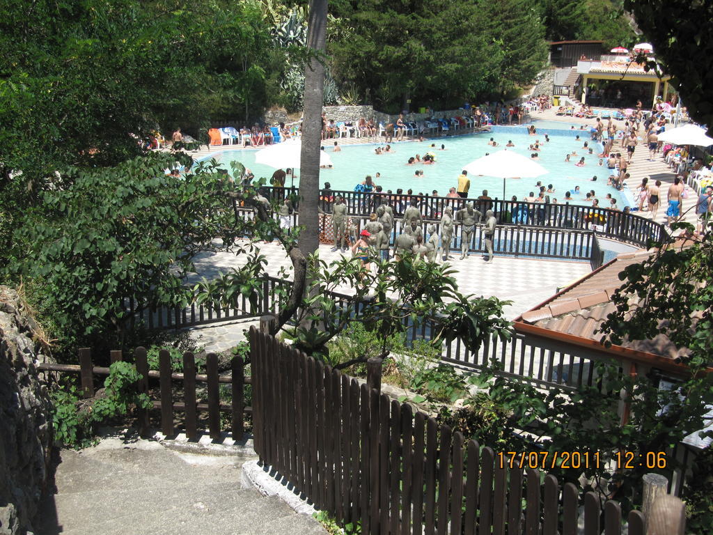 Montagne Rocciose Bed & Breakfast Frascineto Bagian luar foto