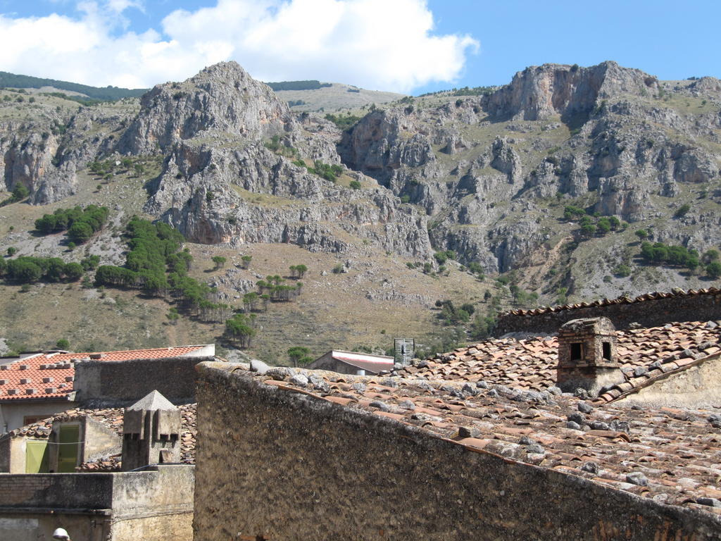 Montagne Rocciose Bed & Breakfast Frascineto Bagian luar foto