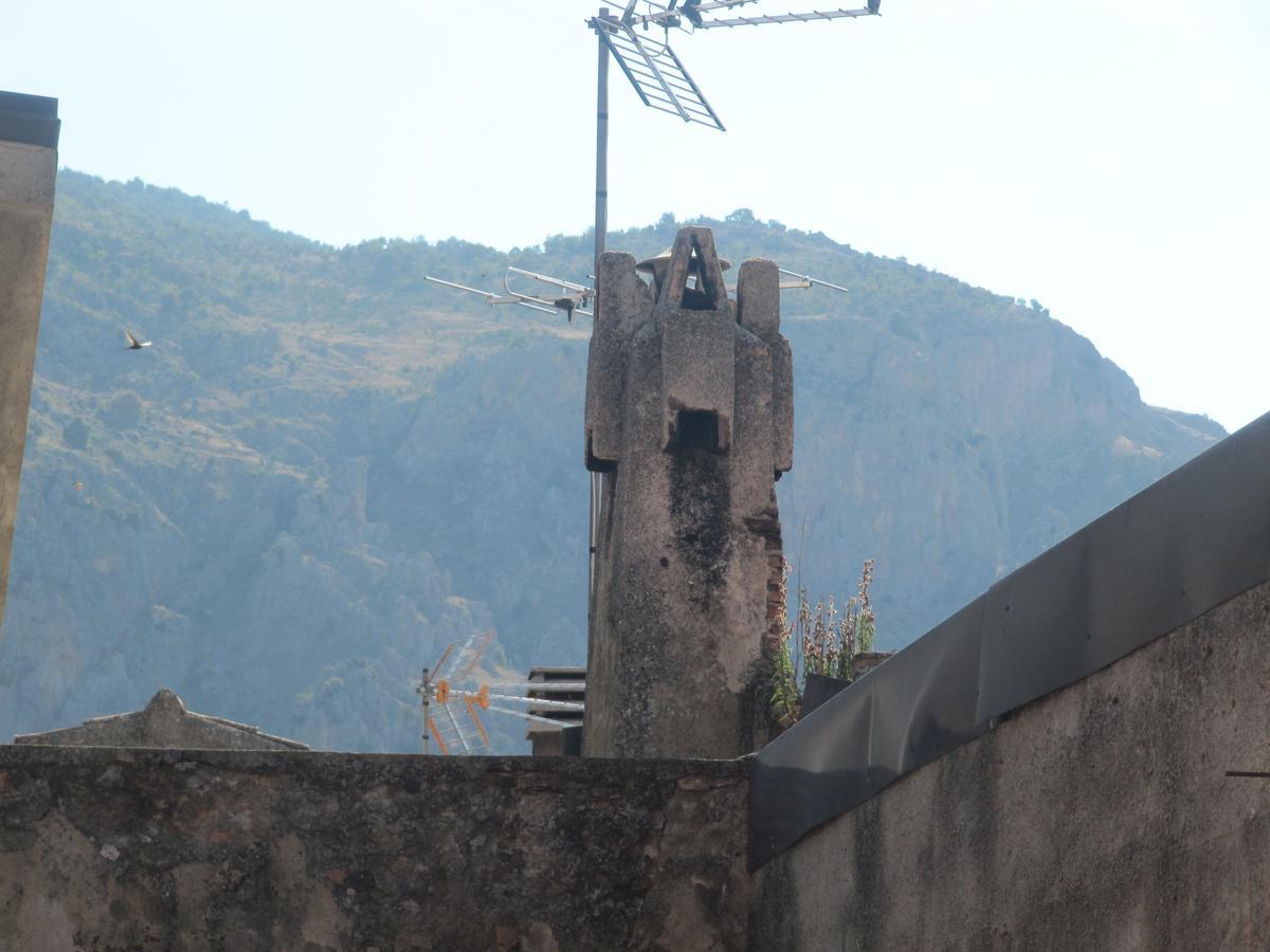Montagne Rocciose Bed & Breakfast Frascineto Bagian luar foto