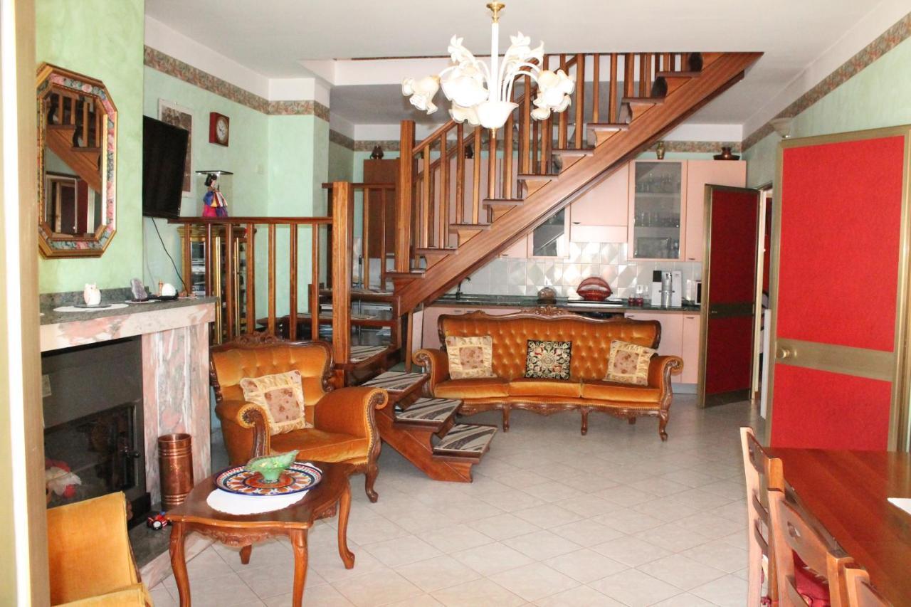 Montagne Rocciose Bed & Breakfast Frascineto Bagian luar foto