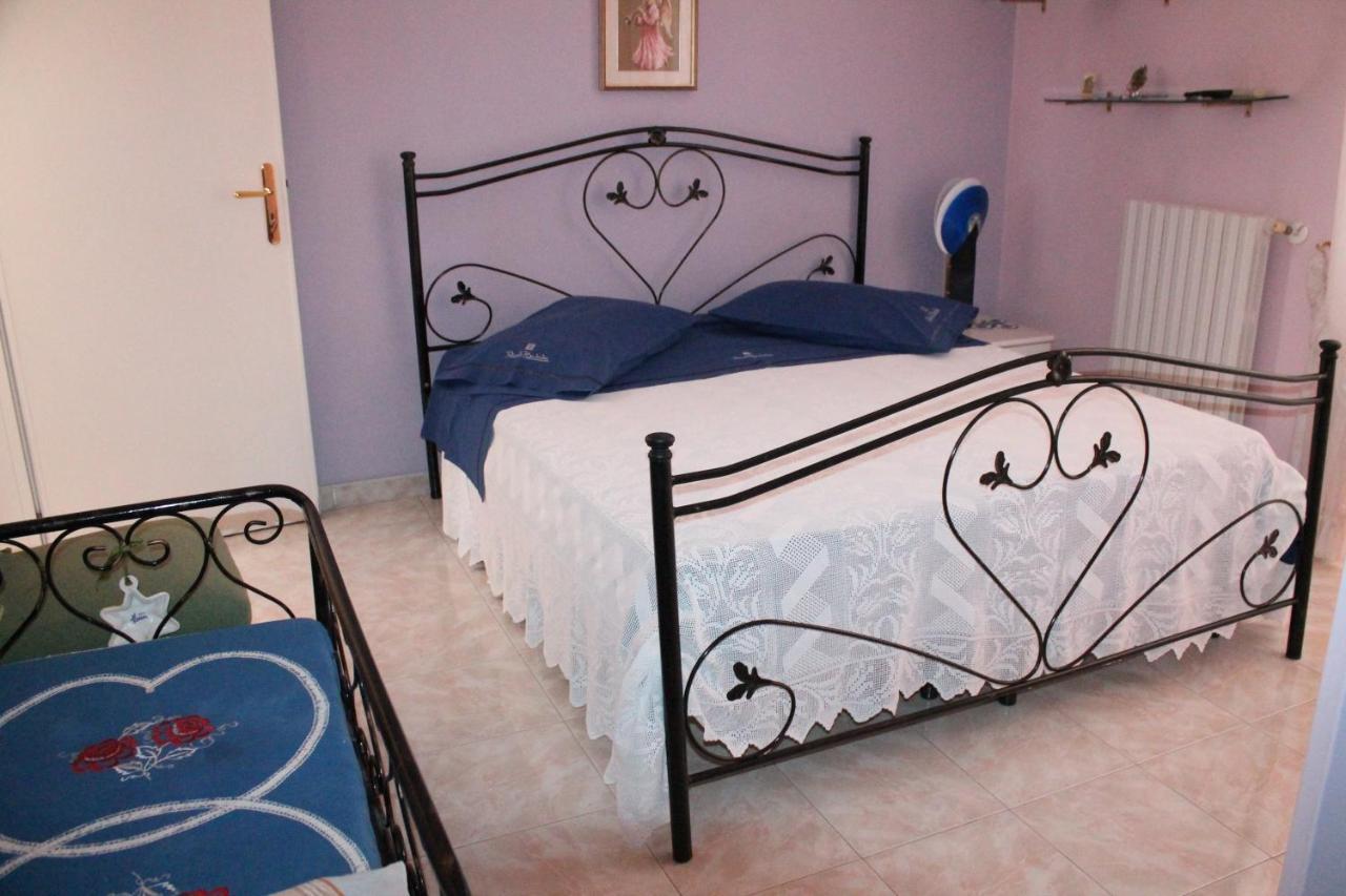 Montagne Rocciose Bed & Breakfast Frascineto Bagian luar foto