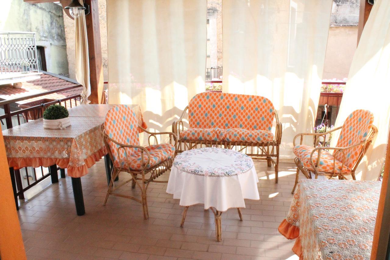 Montagne Rocciose Bed & Breakfast Frascineto Bagian luar foto